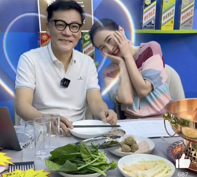 叶璇李国庆官宣恋情，叶璇看李国庆眼神充满爱意，两人一起带货