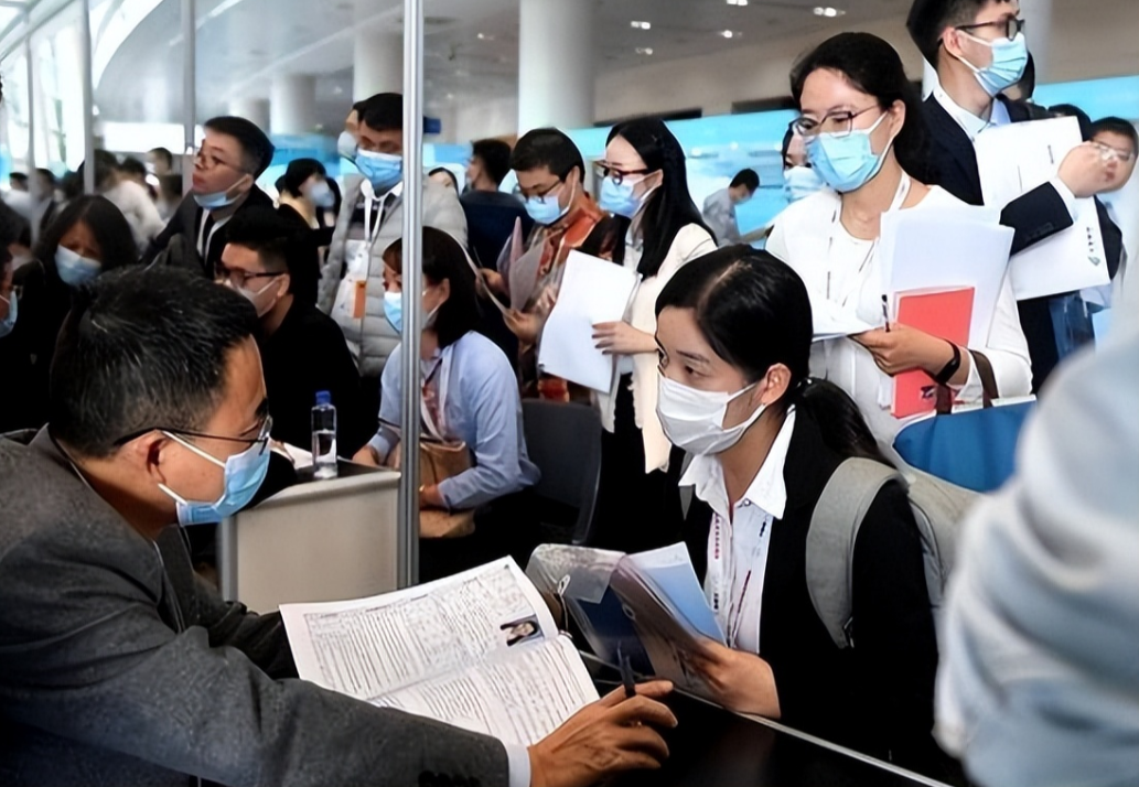 GDP|我国经济越来越好,为什么老百姓还是感觉找工作难、收入低呢?