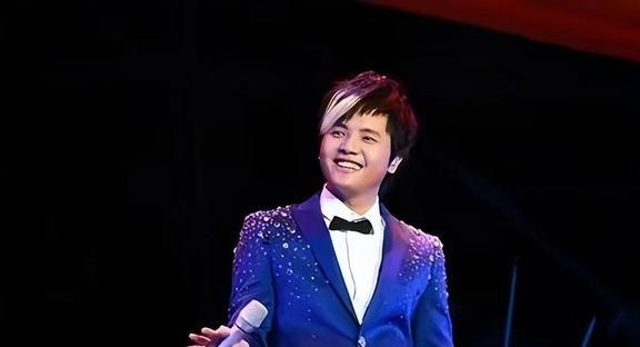 他15岁就开演唱会,19岁日挣万元,春晚请不动,但没人说他耍大牌