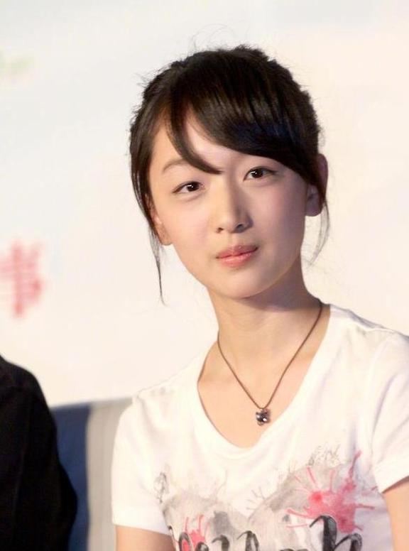 金鸡奖,周冬雨坐在“大佬”堆里,让网友都见到了她的“地位”