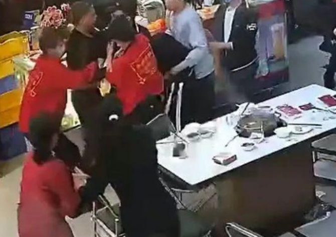 火锅|火锅店伤人事件：加汤不及时，女顾客讽刺，竟端起热水泼去