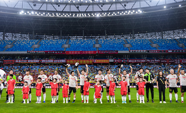 村超爆火!中国香港明星足球队来袭,陈百祥乐开花,仍等待审批