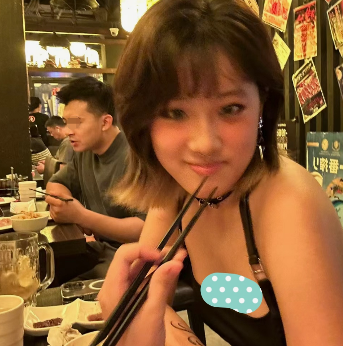 贾静雯大女儿餐厅玩自拍,脖子套圈衣着清凉,胸口纹身惹争议