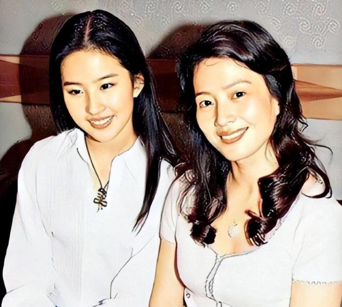 刘亦菲|刘亦菲母亲刘晓莉:身材傲人至今单身,五官比女儿还精致