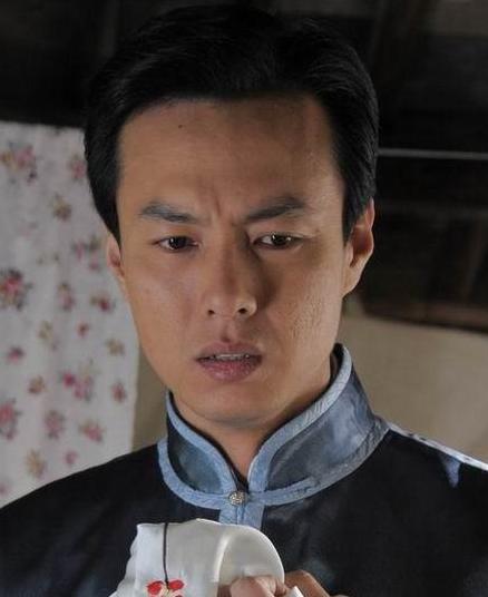 因穷被女友嫌弃，一气之下娶普通女教师的朱铁，如今过得如何了？