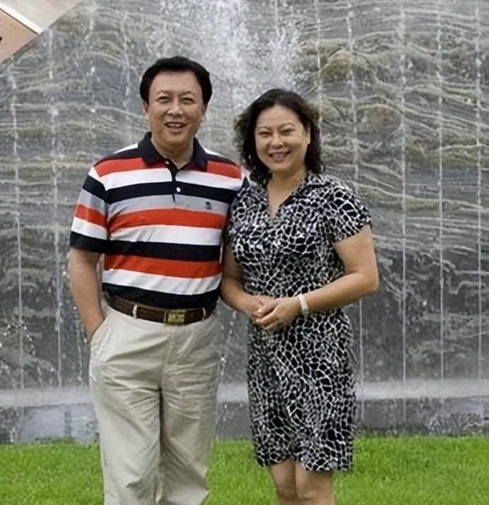 唐国强现状：国内疯狂淘金，国外妻儿花，还要担心残疾儿子的婚恋