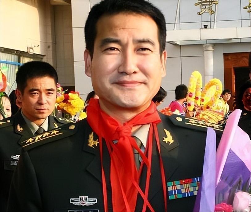 翟志刚结束航空任务，回家途中却得知母亲葬礼，抱骨灰盒痛哭