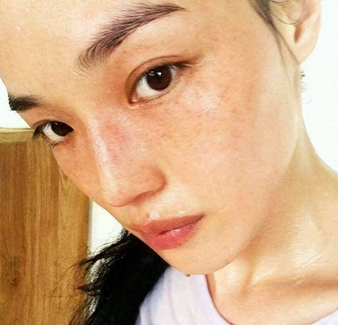 舒淇亮相红毯,宽眼距、小雀斑、大嘴巴的舒淇,到底哪里美?