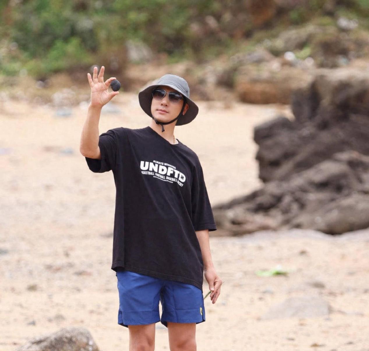 张亮父子分隔两地，儿子24小时不关机引争议家长心系国外此举不妥