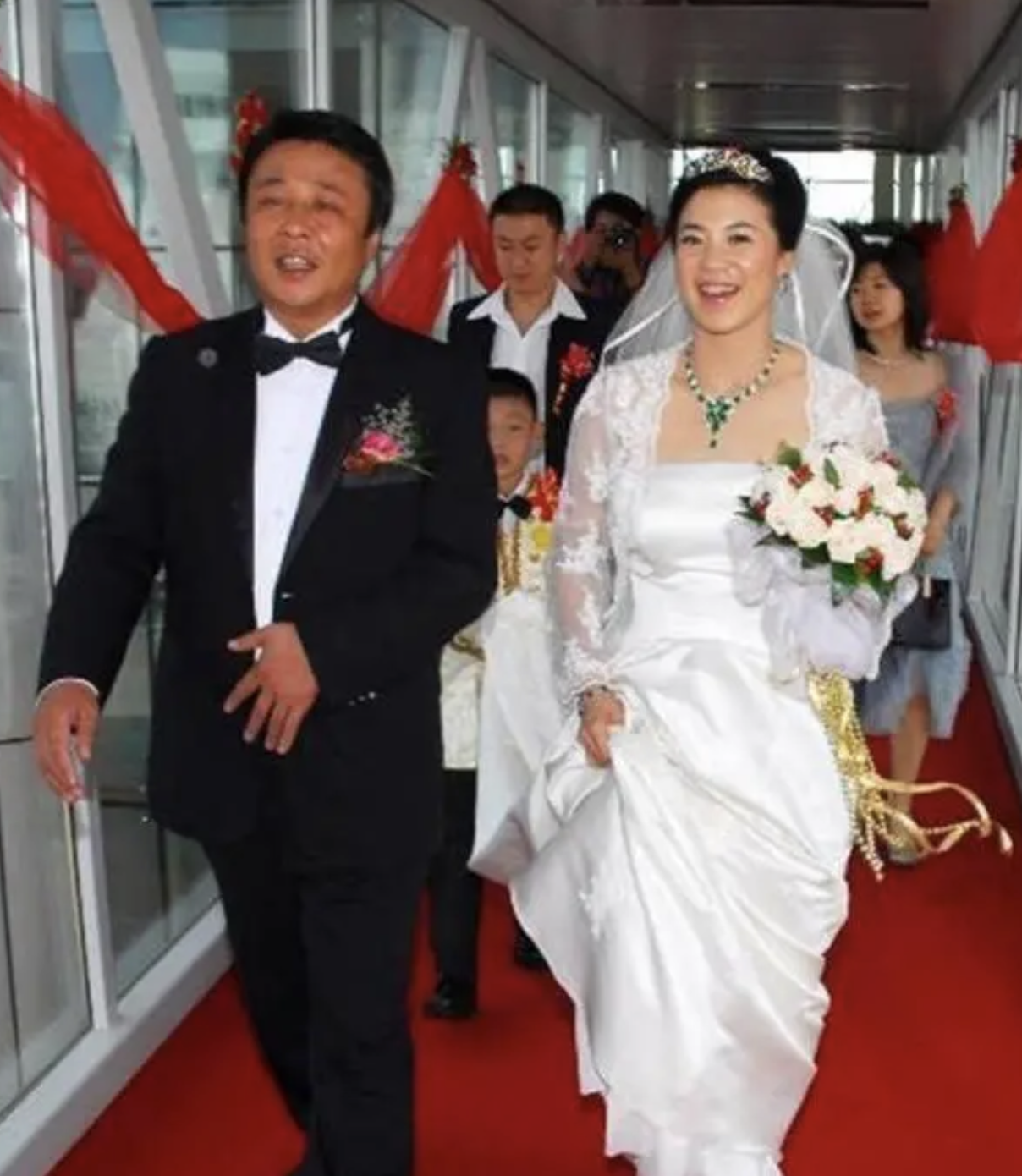 王楠夫妇电梯里吵架,当众冷嘲热讽,富豪老公连连吐槽女方没素质