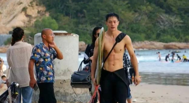 97年男星陈牧驰因胸肌太大出圈!《封神》藏了这么多腹肌小狼狗!