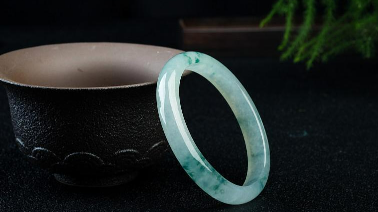 什么样的人喜欢翡翠手镯