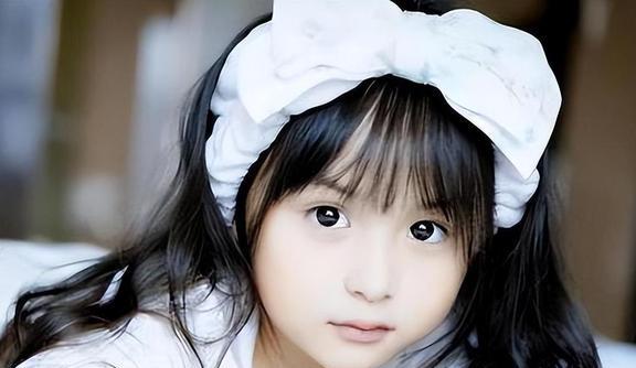 2岁出道的刘楚恬年入百万，因长相甜美被禁止整容，如今长成啥样