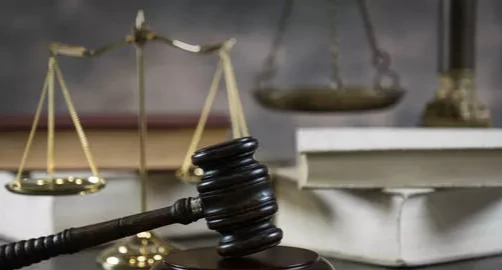 内蒙古,赤峰。4名男子喝酒后想找美女聊天,便商量一起凑份子,每人各出250元钱,凑到1000元钱