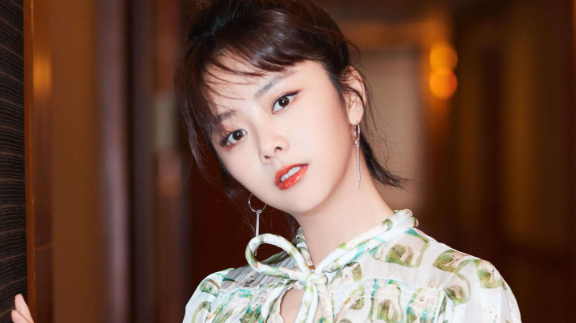 许多|谭松韵，希望自己能够过得平静，在许多事情上有了刻意的逃避