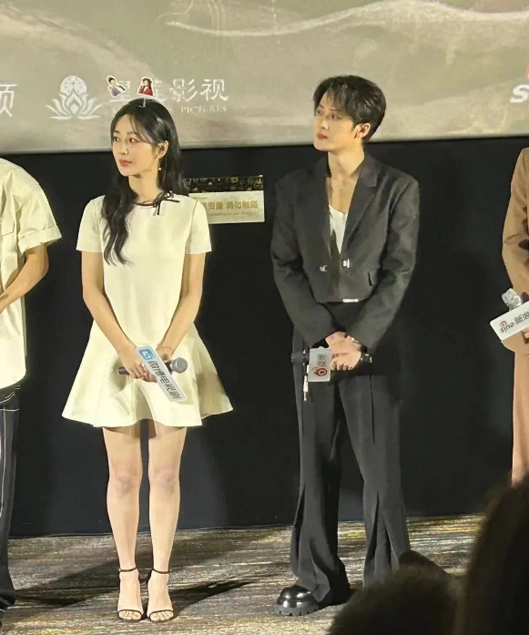 《长相思》主演见面会，邓为出众，檀健次个矮，杨紫双腿很真实