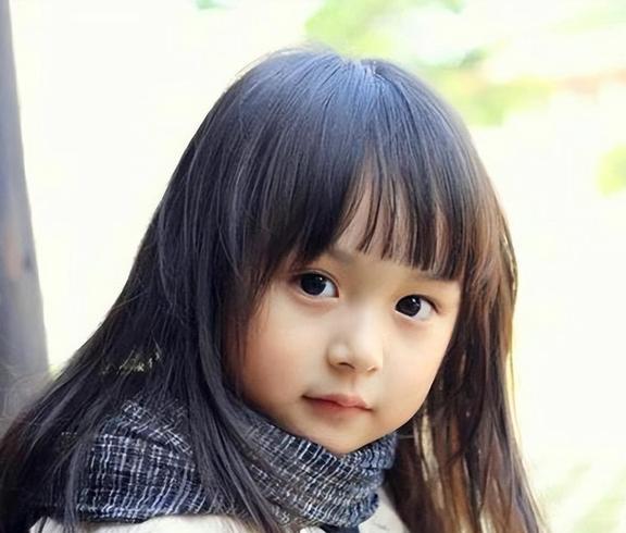 2岁出道的刘楚恬年入百万，因长相甜美被禁止整容，如今长成啥样