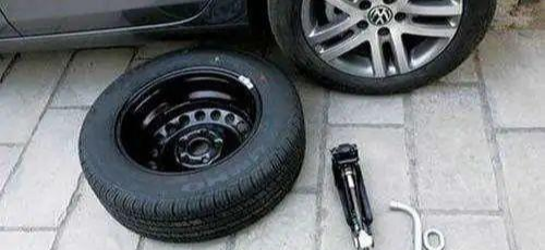 万一在高速上爆胎,应该怎么办?