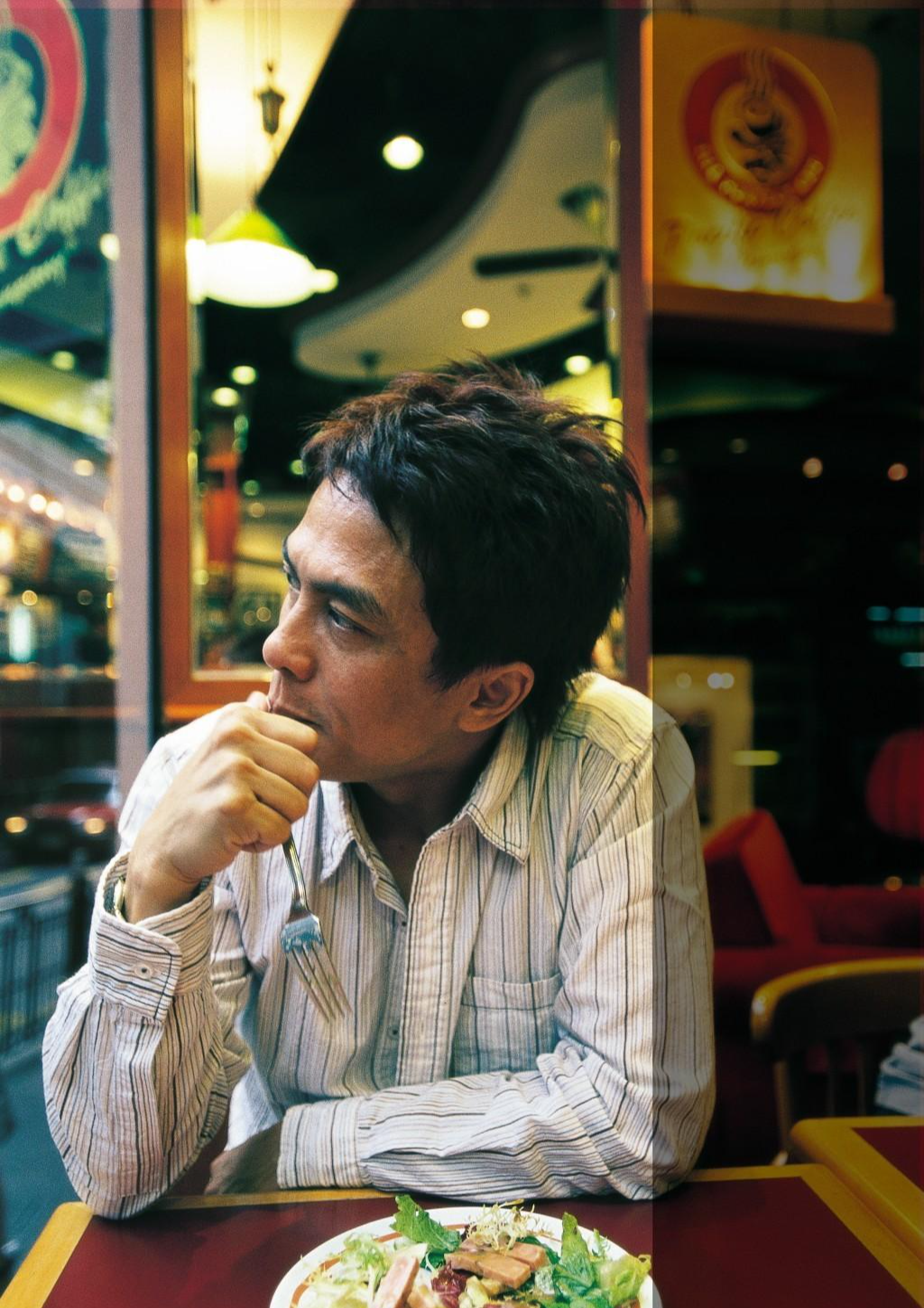 61岁港星移民美国转行做厨师!拍视频当网红,狂爆巨星秘闻