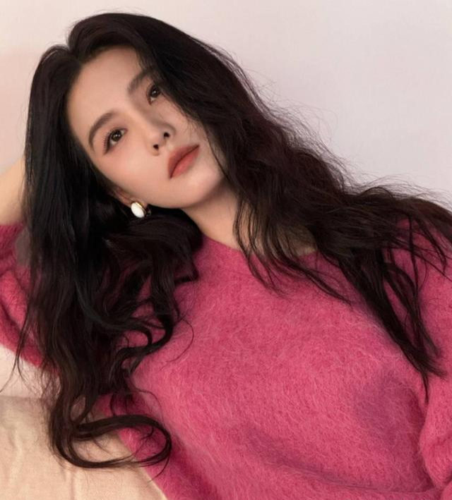 刘诗诗微微一笑很倾城，粉色毛衣造型展现温柔治愈气质