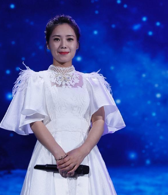 云朵|歌手云朵近照,精致的妆容,皮肤的白皙,一点也不像36岁的人