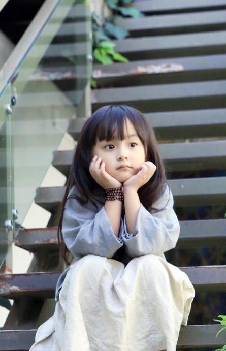 2岁出道的刘楚恬年入百万，因长相甜美被禁止整容，如今长成啥样