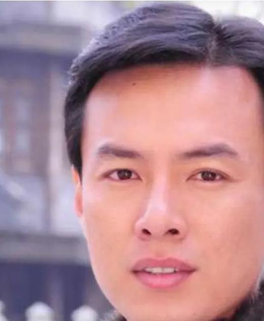 因穷被女友嫌弃，一气之下娶普通女教师的朱铁，如今过得如何了？