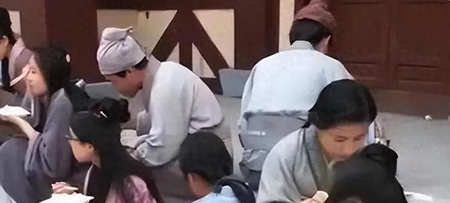 揭秘20万群演不为人知的一面：美女泛滥、懒汉遍地，裸替一天8000