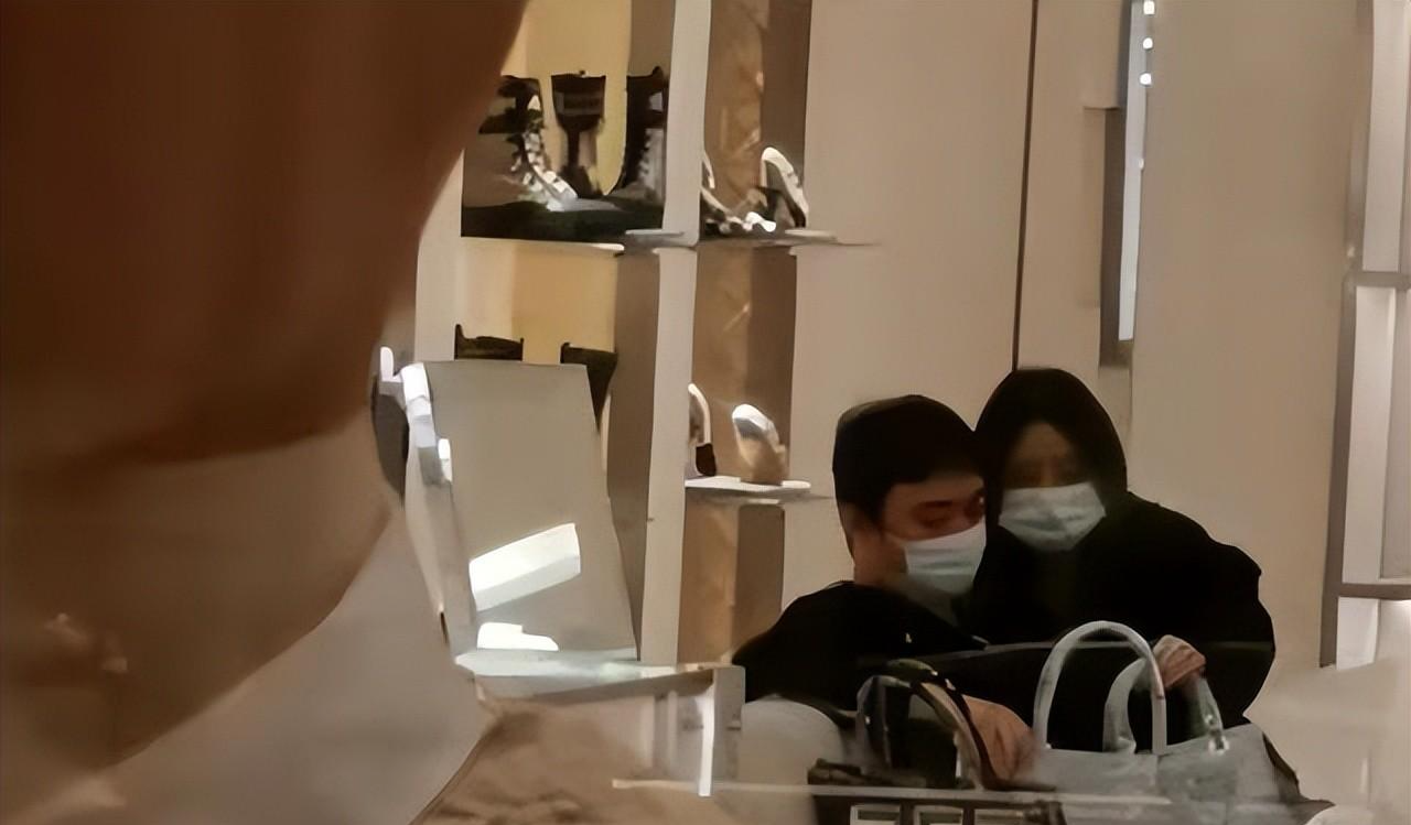 王思聪当爸啦?新女友曝光?脸部轮廓精致,一副迷人的小天使面容