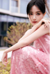 李一桐 李一桐身材太好了，一袭鎏金连衣裙配大红唇，太性感了。