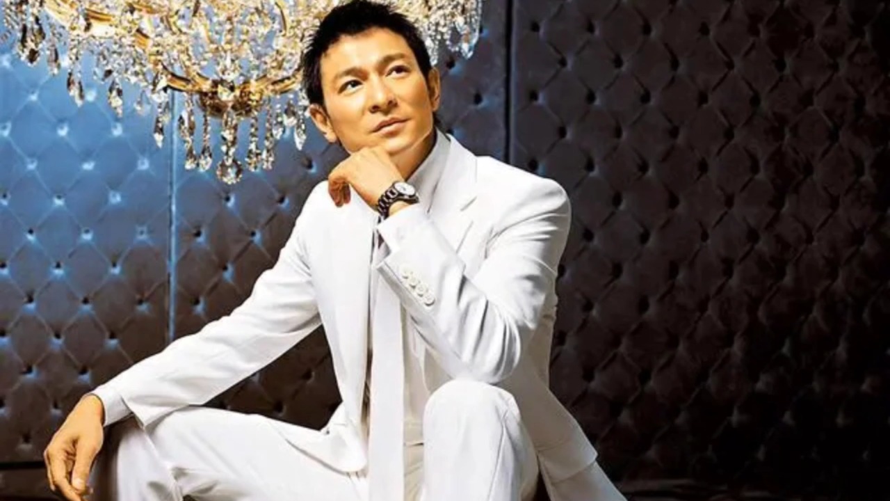 刘德华演唱会上踏空摔倒！网友：剧情摔，搏热度！