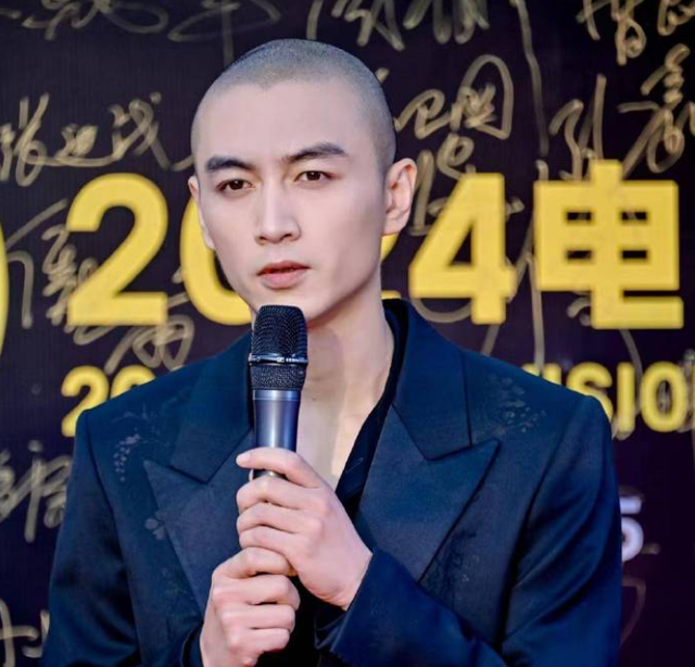 周迅“又矮又瘦”算大美女吗？看到她和47岁陈数同台，你就有答案