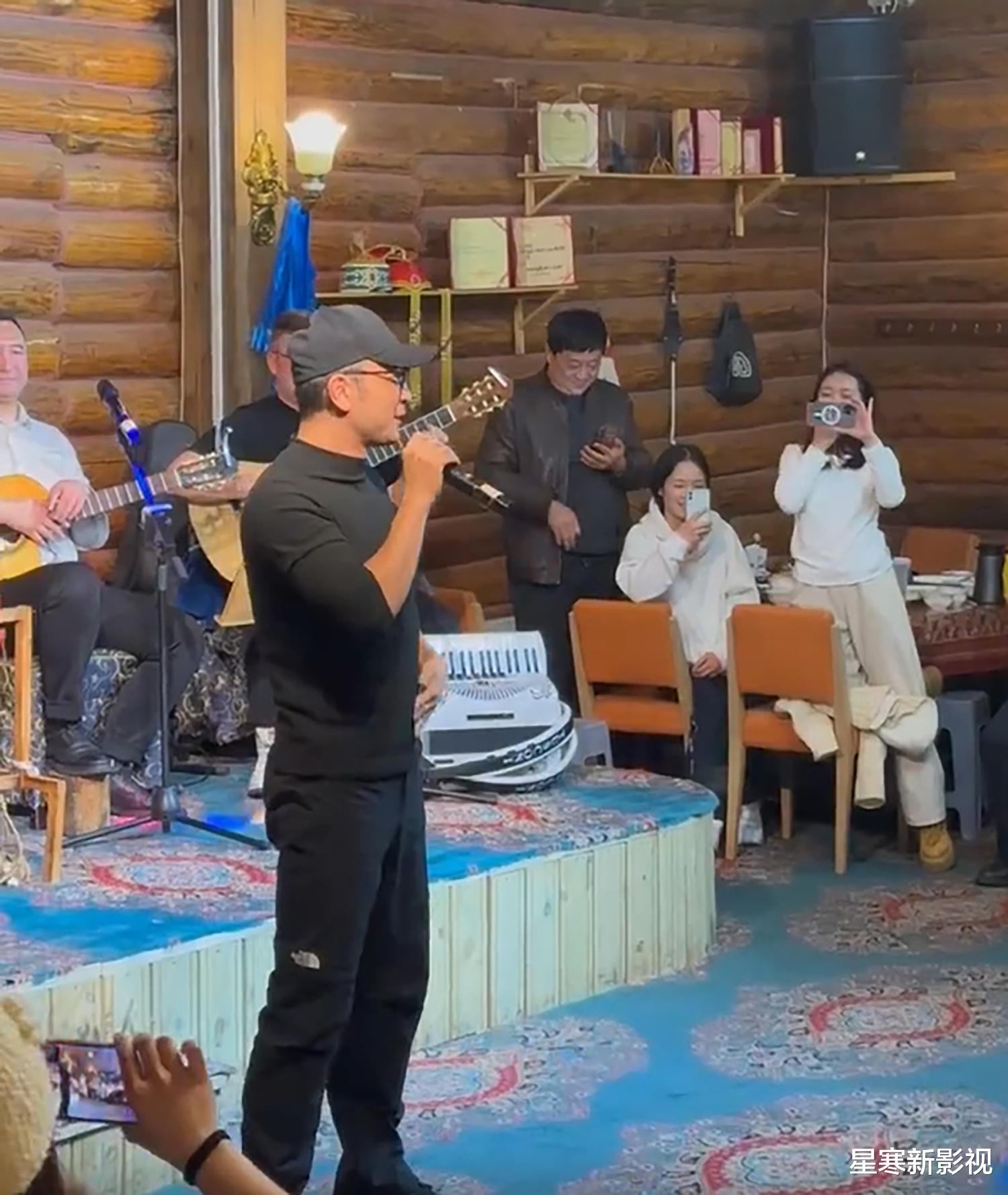 撒贝宁小尼新疆度假被偶遇,与老乡共舞很欢乐,他们真的超接地气