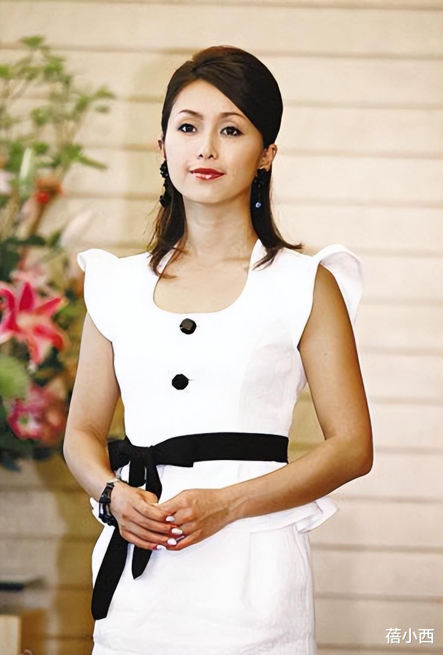 酒井法子终于剪了波波头短发,一身黑打扮亮相,看不出已经53岁了