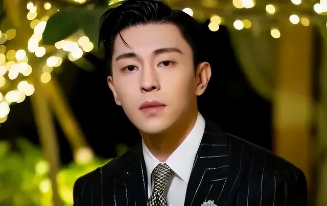 被封杀一年后，邓伦到三线小县城接商务合作，面容消瘦露尖下巴！