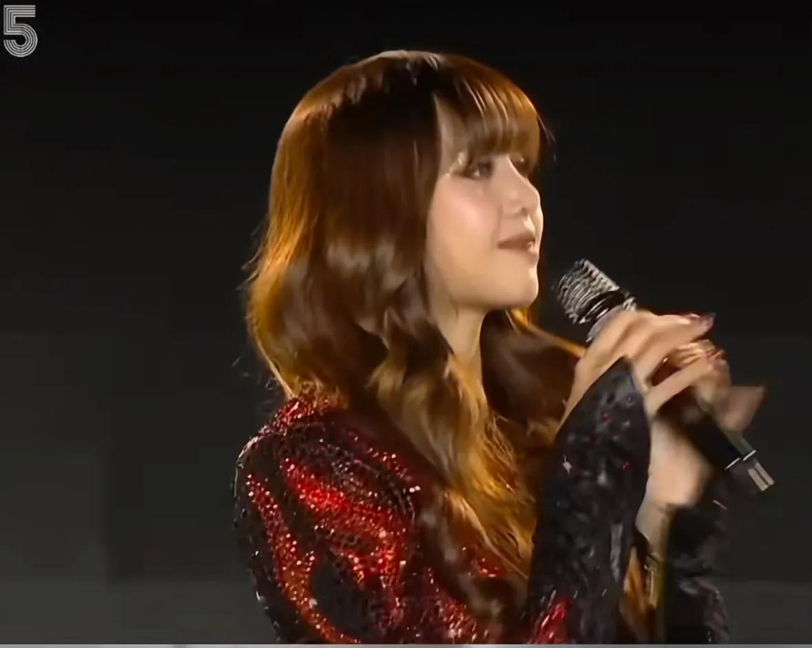 Lisa晒和妈妈合照,穿LV二公子老婆的品牌,用切身行动支持自家人