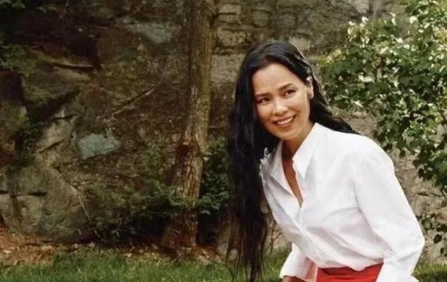 60岁韦唯现状：家暴前夫离世，车祸脊柱断裂，3个混血儿子已回国！