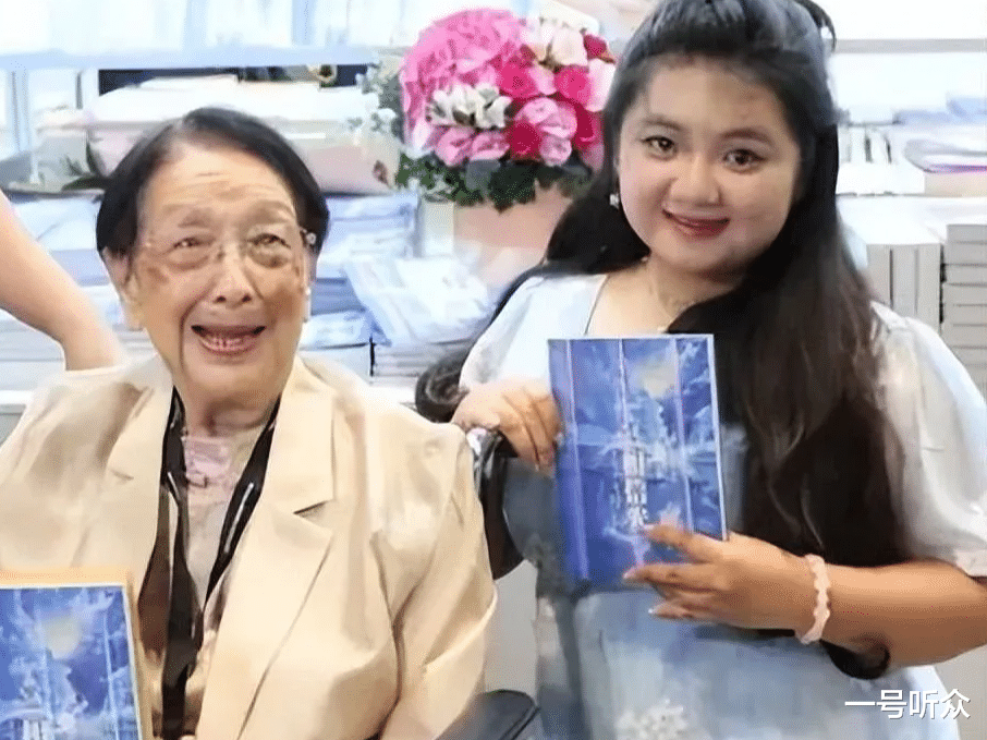 68岁胡慧中发福认不出!为女儿“露面”,一家三口合体引发热议