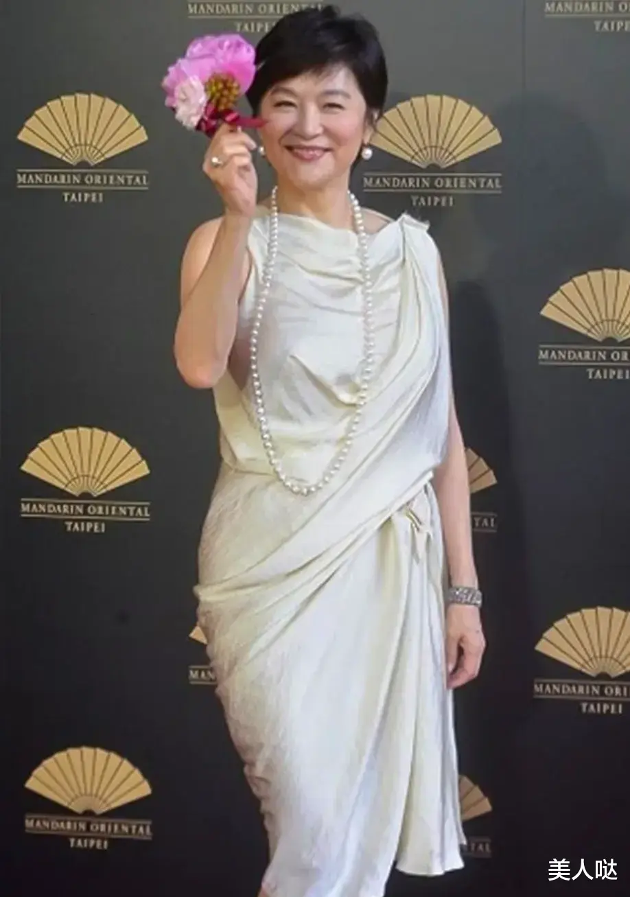 林青霞剪超短发太减龄,穿小白裙优雅时髦,脸蛋紧致没皱纹