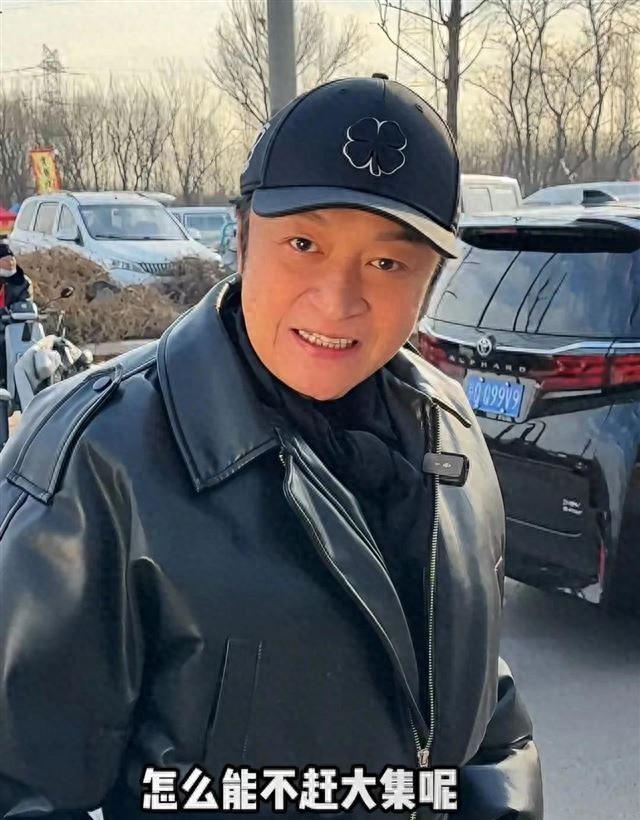 马景涛赶大集,买五块一捆的袜子接地气,自曝虽62了但没长老年斑!