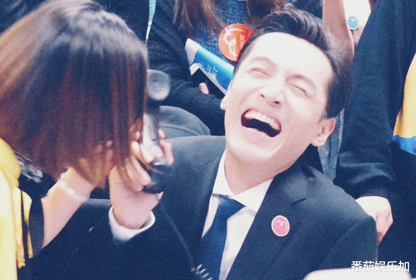 知名艺人胡歌拍戏“突发意外”，刘钧头套刮飞变“秃瓢”，笑崩溃