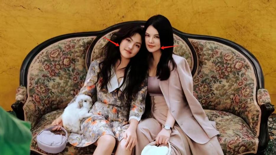 李湘母女合体登封，辣妈瘦一圈腿和女儿一样细，王诗龄美出高级感