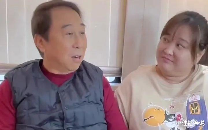 冯巩庆祝67大寿,徒弟贾玲罕见现身,穿格子衫搂着师父笑的好甜