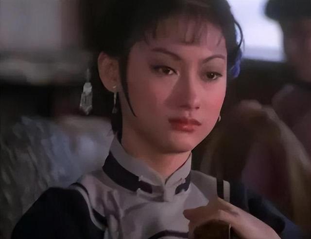 乞讨10年,四度封后,苦等初恋48年,一生未婚,64岁的她依旧美艳