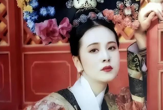 过气明星的卑微：街头求抱、成老赖、给网红打工，满地心酸