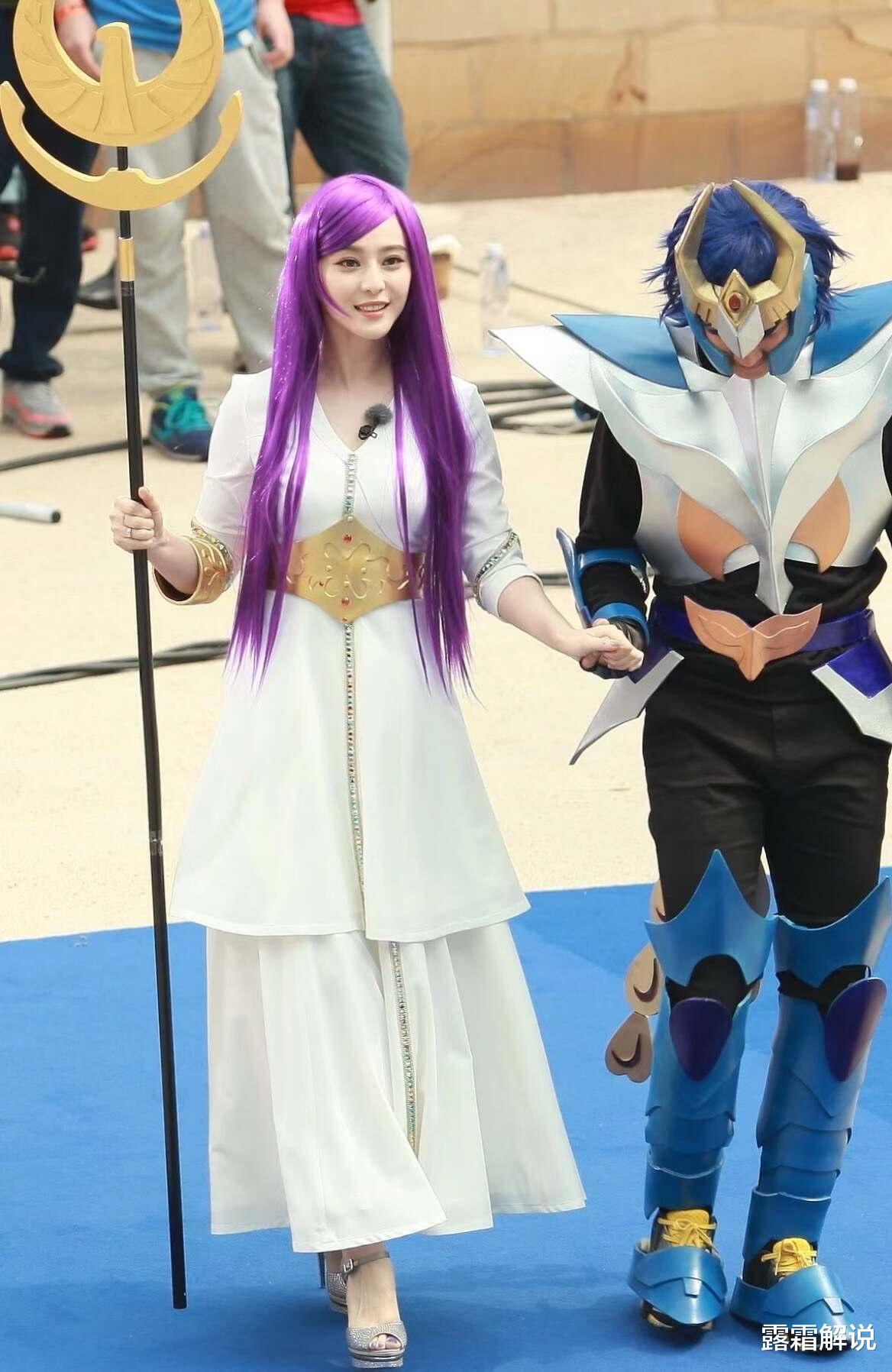 范冰冰COS雅典娜,紫色长发搭配长裙,氛围感十足,气质秒杀杨颖