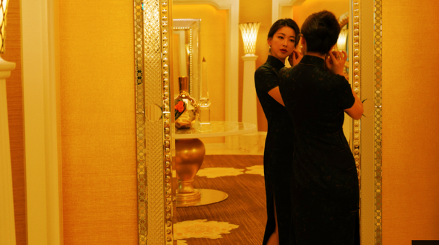 朱珠港风写真出镜, 卷发披肩,女人味十足!