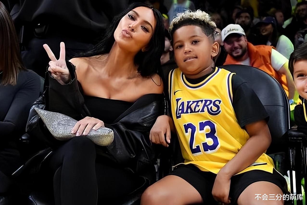 人设又崩塌?为了利益居然和卡戴珊为伍!梅西又把美国球迷惹怒了