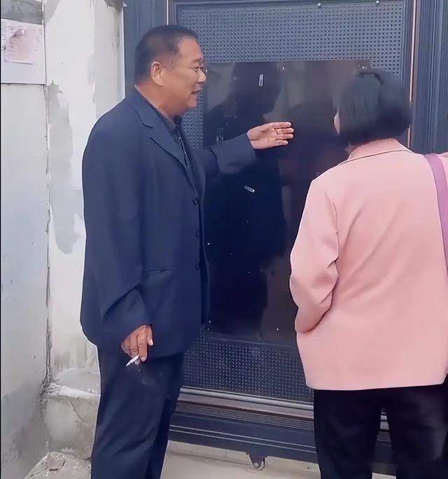 大年初三，大衣哥朱之文家门口，挤满了来要钱的人