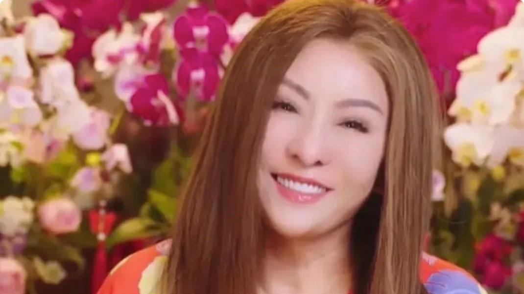 向太新造型翻车，金发披肩五官大变样，近照撞脸网红“浪胃仙”